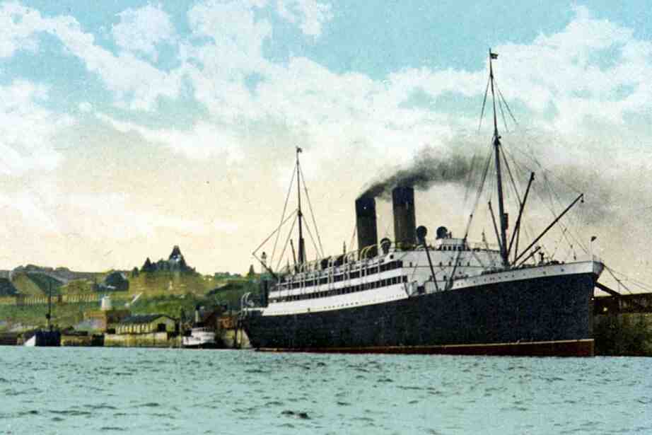 Quel navire a coulé lors de son premier voyage en 1912?